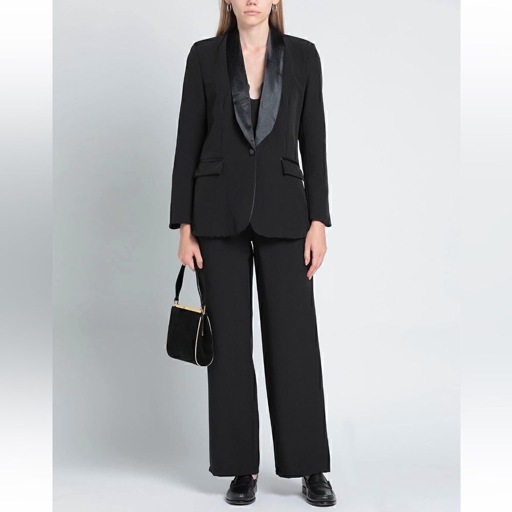 VANESSA SCOTT Suit ❤️